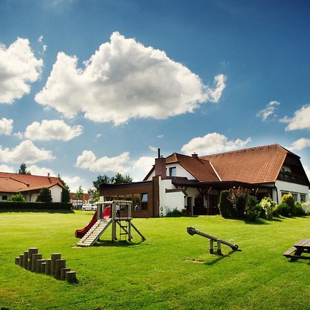 Hotel Farma Pelhrimov Bagian luar foto